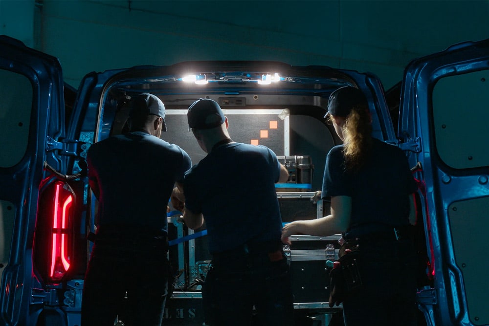 ford e_transit_custom eu Column_Card_Work_Smart_film_0020 3x2 1000x667 three guys open loadspace