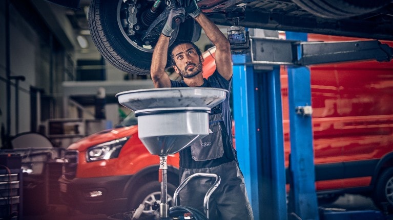 Tehnician Ford Motorcraft în service